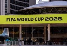 Prefeitura de Toronto exibe faixa da Copa do Mundo 2026.