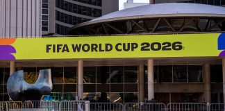 Prefeitura de Toronto exibe faixa da Copa do Mundo 2026.
