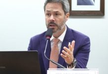 Comissão do Esporte debate publicidade de apostas e riscos associados Deputado Saulo Pedroso em audiência pública da Comissão do Esporte