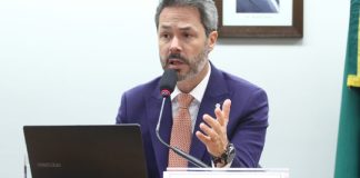 Comissão do Esporte debate publicidade de apostas e riscos associados Deputado Saulo Pedroso em audiência pública da Comissão do Esporte