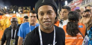 Ronaldinho Gaúcho é fotogrado durante Carnaval do Rio de Janeiro.