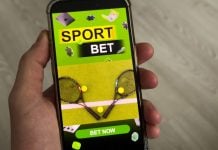 Datafolha revela perfil dos apostadores e hábitos de consumo no Brasil Uma mão segurando um celular mostrando um site de apostas esportivas na tela