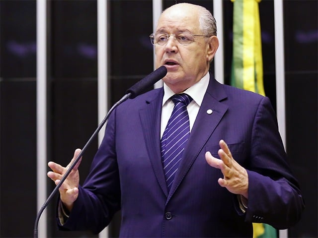 Foto do deputado federal Luiz Carlos Hauly no plenário da Câmara dos Deputados.