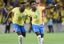 Deputado Hauly quer vetar jogadores que atuam no exterior na Seleção Brasileira; advogado diz que projeto é inconstitucional Vinícius Júnior e Luiz Henrique comemoram gol da Seleção Brasileira.