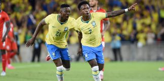 Vinícius Júnior e Luiz Henrique comemoram gol da Seleção Brasileira.