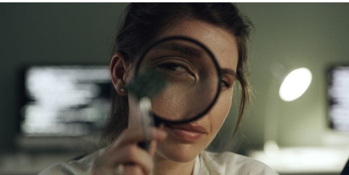 Esportes-da-Sorte-e-alvo-de-investigacao-do-Ministerio-da-Fazenda-por-possivel-irregularidade-em-publicidade-de-apostas Uma mulher segurando uma lupa em frente ao seu rosto