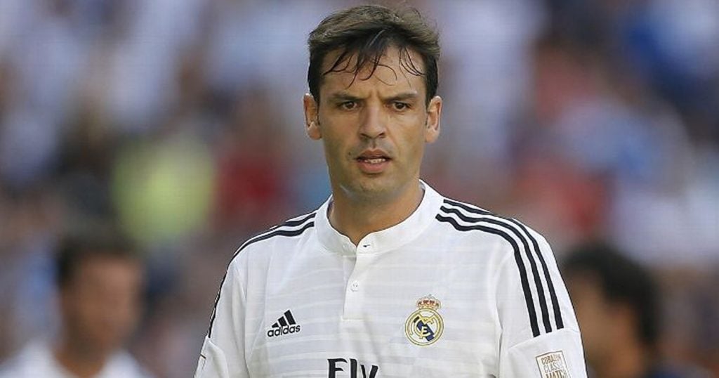 Foto de Fernando Morientes com a camisa do Real Madrid.