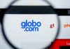 Globo pode proibir patrocínios de empresas de apostas no BBB 27 Uma lupa focando no site da Globo