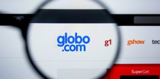 Uma lupa focando no site da Globo