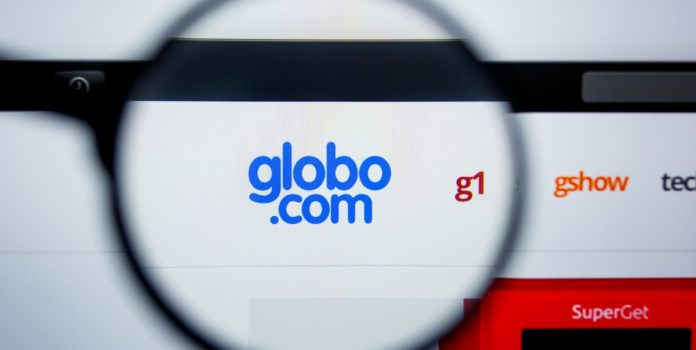 Uma lupa focando no site da Globo