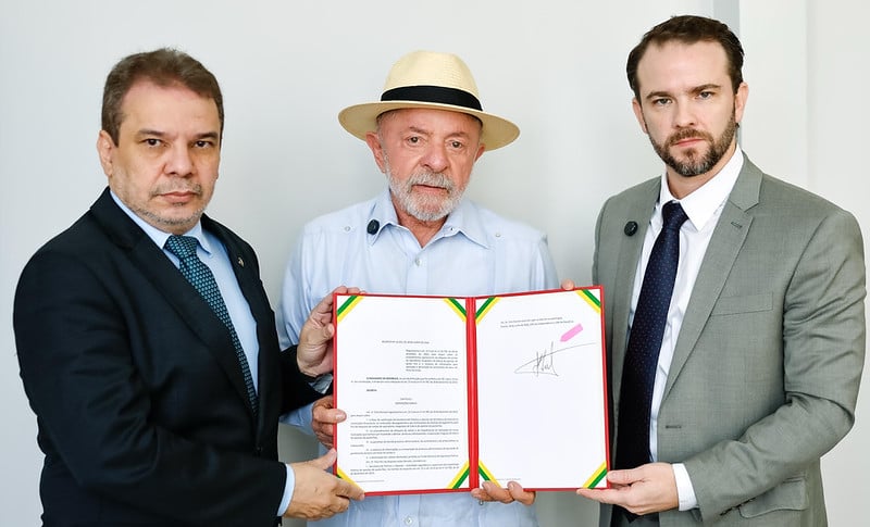 Foto de Wellington Cesar, Lula e Dario Durigan.