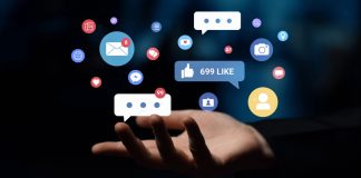 Ícones de redes sociais projetados sobre uma mão
