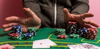 H2bet assume patrocínio máster do BSOP até 2027 Jogador de poker indo de all-in.