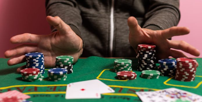 Jogador de poker indo de all-in.