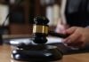 Justiça do Rio suspende sites de apostas por supostamente falsificar aval da LOTERJ Juiz bate martelo em tribunal.