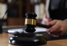 Juiz bate martelo em tribunal.