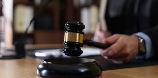Juiz bate martelo em tribunal.