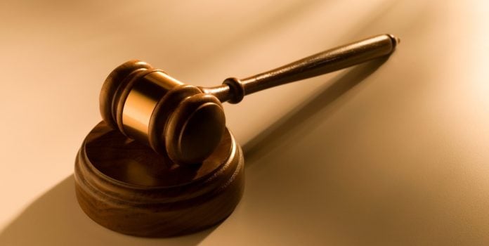 Justica-de-MG-anula-acordo-extrajudicial-e-condena-BR4BET-a-pagar-R-335-mil-a-apostadora Um malhete marrom