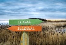 Legalização e estigma: relato do CEO da Ana Gaming reacende debate sobre legitimidade do setor de apostas Duas placas coloridas apontando para direções distintas, diferenciando o legal do ilegal