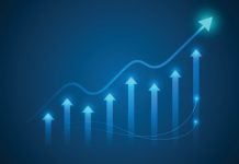 Levantamento da Klavi analisa picos de transações em sites de apostas durante a Copa do Mundo Gráfico de crescimento financeiro com setas brilhantes, linha de tendência e fundo azul