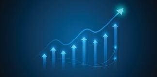 Levantamento da Klavi analisa picos de transações em sites de apostas durante a Copa do Mundo Gráfico de crescimento financeiro com setas brilhantes, linha de tendência e fundo azul