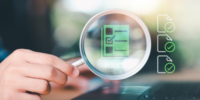 Ministerio-da-Fazenda-cria-forca-tarefa-para-ampliar-transparencia-na-SPA Uma lupa destacando um documento online verificado para representar transparência e conformidade regulatória
