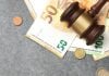Um malhete sobre notas de 50 reais