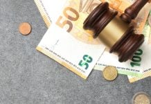 Um malhete sobre notas de 50 reais