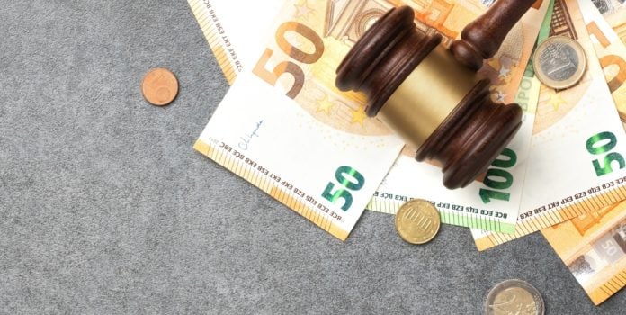 Ministerio-da-Fazenda-multa-Blaze-por-publicidade-irregular-com-Joao-Caetano Um malhete sobre notas de 50 reais