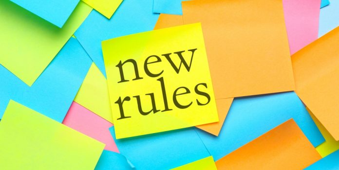 Novas-regras-de-publicidade-para-apostas-entram-em-vigor Post-its coloridos com um deles escrito "novas regras" em inglês