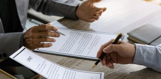 Empresas fecham negócios.