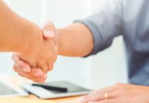 Aperto de mão entre duas pessoas