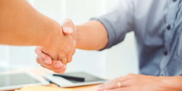 Pay4Fun-e-Betconstruct-AI-firmam-parceria-no-Brasil Aperto de mão entre duas pessoas
