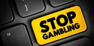 Pedidos de autoexclusão de apostas sobem 588% durante a Copa do Mundo Teclado com uma tela especial escrito Stop Gambling, inglês para Pare de Fazer Apostas.