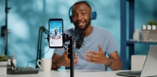 40% dos brasileiros “não confiam ou passam a confiar menos” em quem faz publicidade de apostas, diz pesquisa Influenciador digital gravando conteúdo pelo celular
