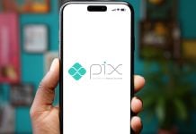 Celular com o logotipo do Pix exibido na tela