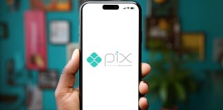 Celular com o logotipo do Pix exibido na tela