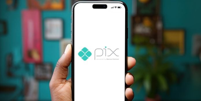 Celular com o logotipo do Pix exibido na tela