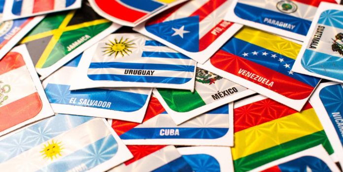 Várias bandeiras de países latino-americanos.
