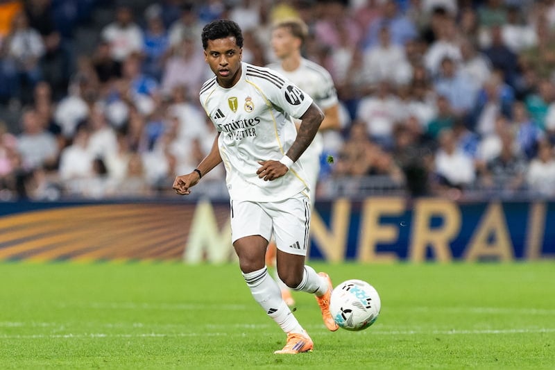 Rodrygo conduz a bola em jogo pelo Real Madrid.