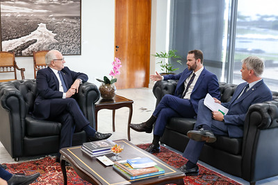 Foto do encontro entre o presidente do STF, Edson Fachin, e o ministro da Fazenda, Dario Durigan.