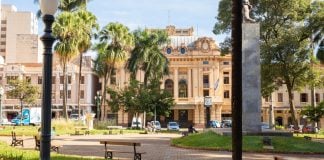 Ribeirão Preto restringe publicidade de apostas em espaços públicos e locais privados de acesso coletivo Fachada do Theatro Pedro II, em Ribeirão Preto, São Paulo