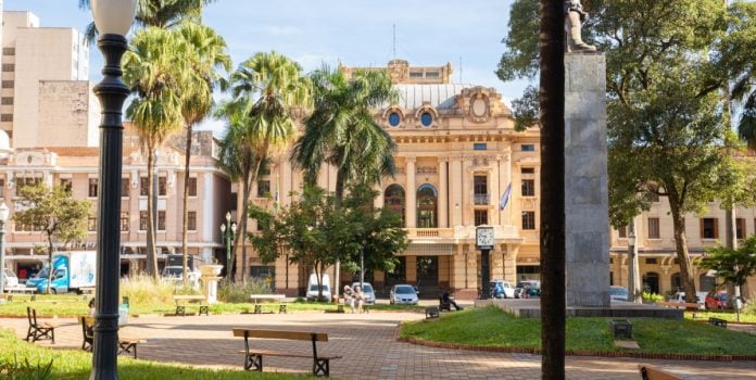 Ribeirao-Preto-restringe-publicidade-de-apostas-em-espacos-publicos-e-locais-privados-de-acesso-coletivo Fachada do Theatro Pedro II, em Ribeirão Preto, São Paulo