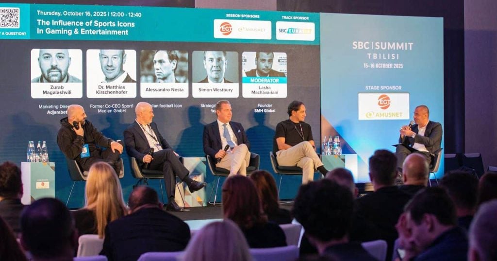 Foto tirada de painel do SBC Summit Tbilisi em 2025.