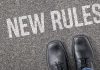 SPA regulamenta processo sancionador para distribuição de prêmios no Brasil Texto “New Rules” escrito no asfalto e um par de botas pretas