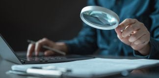 Senacon e Conar firmam parceria para ampliar combate à publicidade de apostas ilegais Investigador usando lupa.