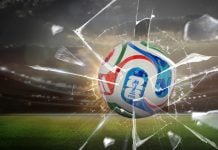 Sportingbet amplia funcionalidades do SportingBOT para Copa do Mundo Uma imagem da bola oficial da Copa do Mundo de 2026 atravessando um vidro quebrado, com um gramado ao fundo