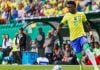 Vinícius Júnior carrega a bola durante partida da Seleção Brasileira.