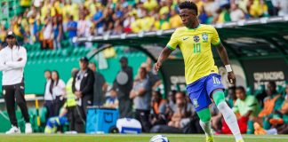 Vinícius Júnior processa influenciador por acusações ligadas a apostas na Copa do Mundo Vinícius Júnior carrega a bola durante partida da Seleção Brasileira.