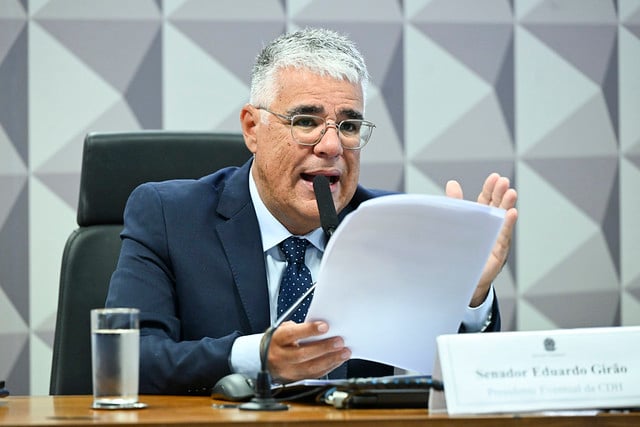 Foto do senador Eduardo Girão durante audiência pública no Senado.